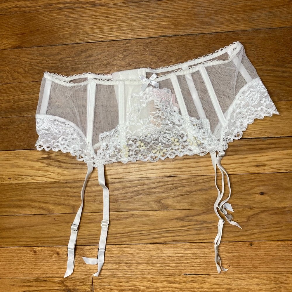 White Lace Victoria’s Secret Garter Belt M